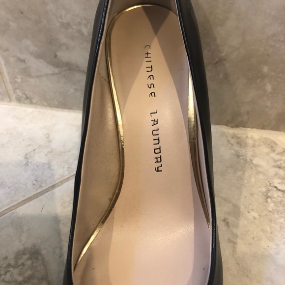 ✨HP✨Chinese Laundry Gold Toe Leather Pumps - Picture 4 of 8